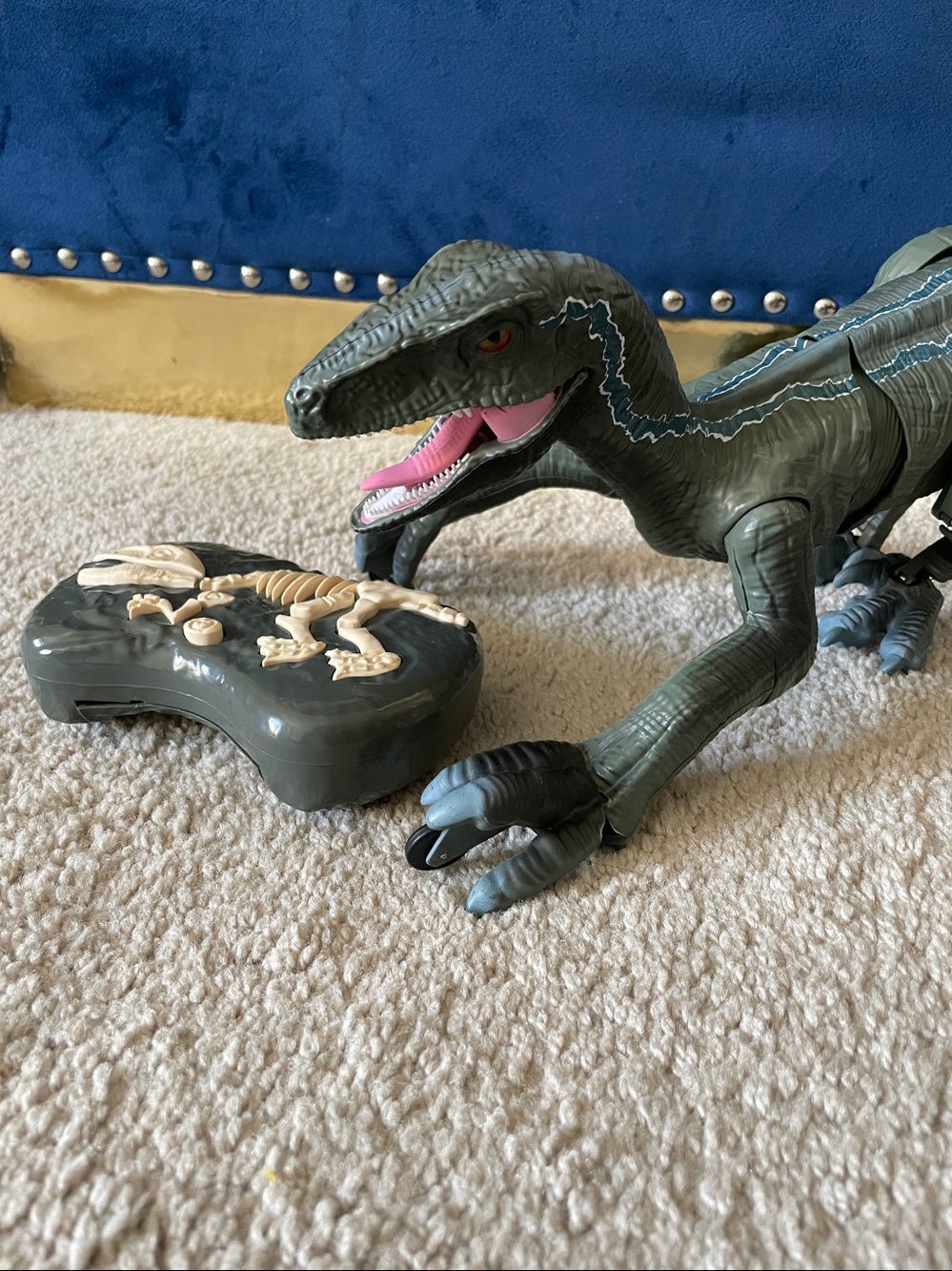 Remote Control Velociraptor - Picture 4 of 4
